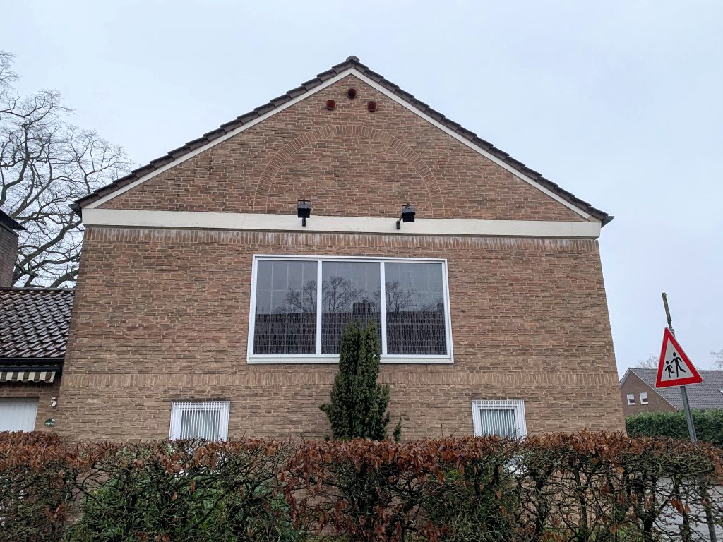 großes Kirchenfenster der Markuskapelle